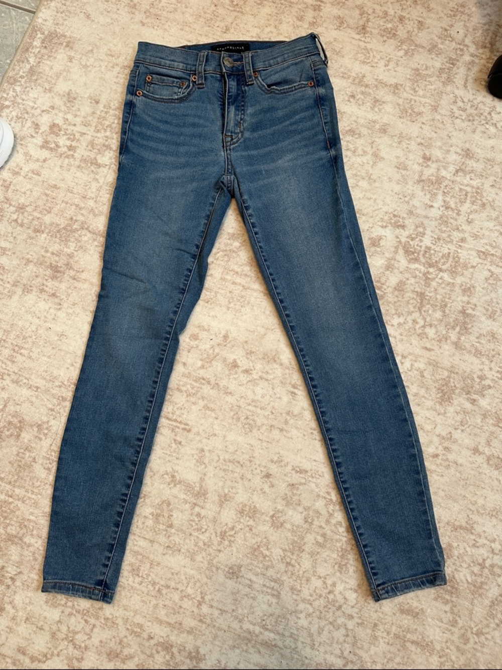 Aeropostale High Waisted Slim Skinny Jeans in Medium Blue Wash. size 000
